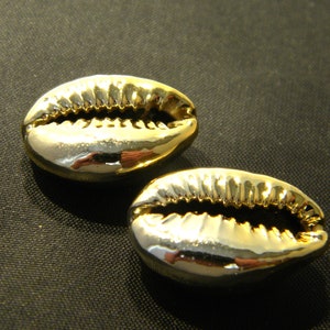 Gold cowrie shell pendant, 2 closed galvanized shell, gold metal cowrie, jewel shell, gold shell, cowrie 21 mm - 1 hole - Q234-1
