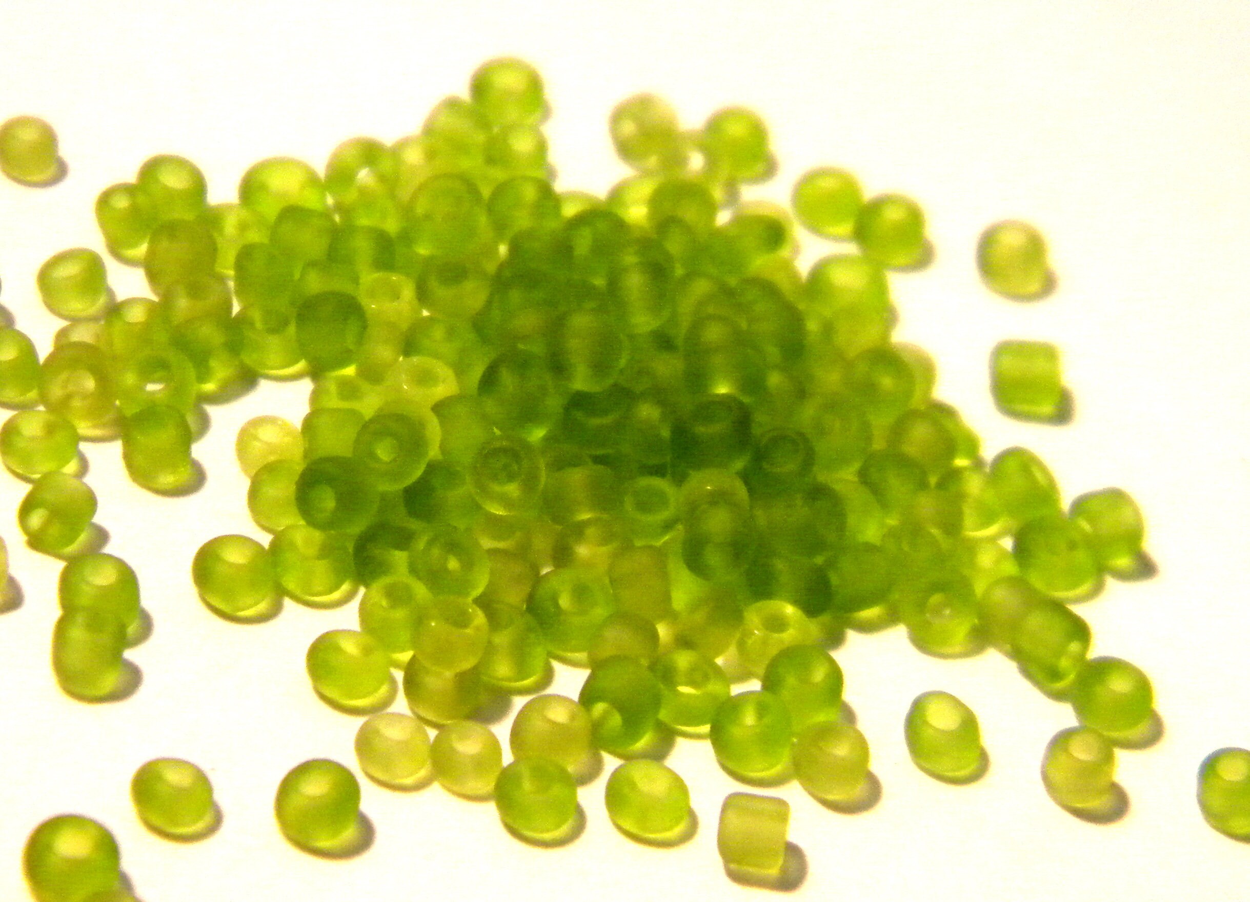 20 gr グリーンシードビーズ、2 mm ガラスビーズ、グリーンシード