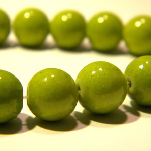 10 natural mashan jade beads 10 mm - shiny olive green - fine stone gem - Q204