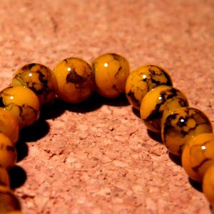 100 beads speckled marble glass 6 mm pale orange PF76 image 1