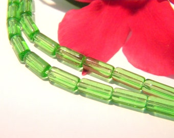 50 perles verre vert , tube de 10 mm- verre translucide -vert -perle tube - perle longue - Q10