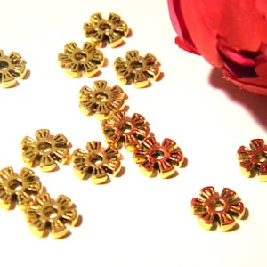 50 golden interlayer pearl, metal pearl, spacer bead, flower 6 petals 8 mm, golden pearl, Q110