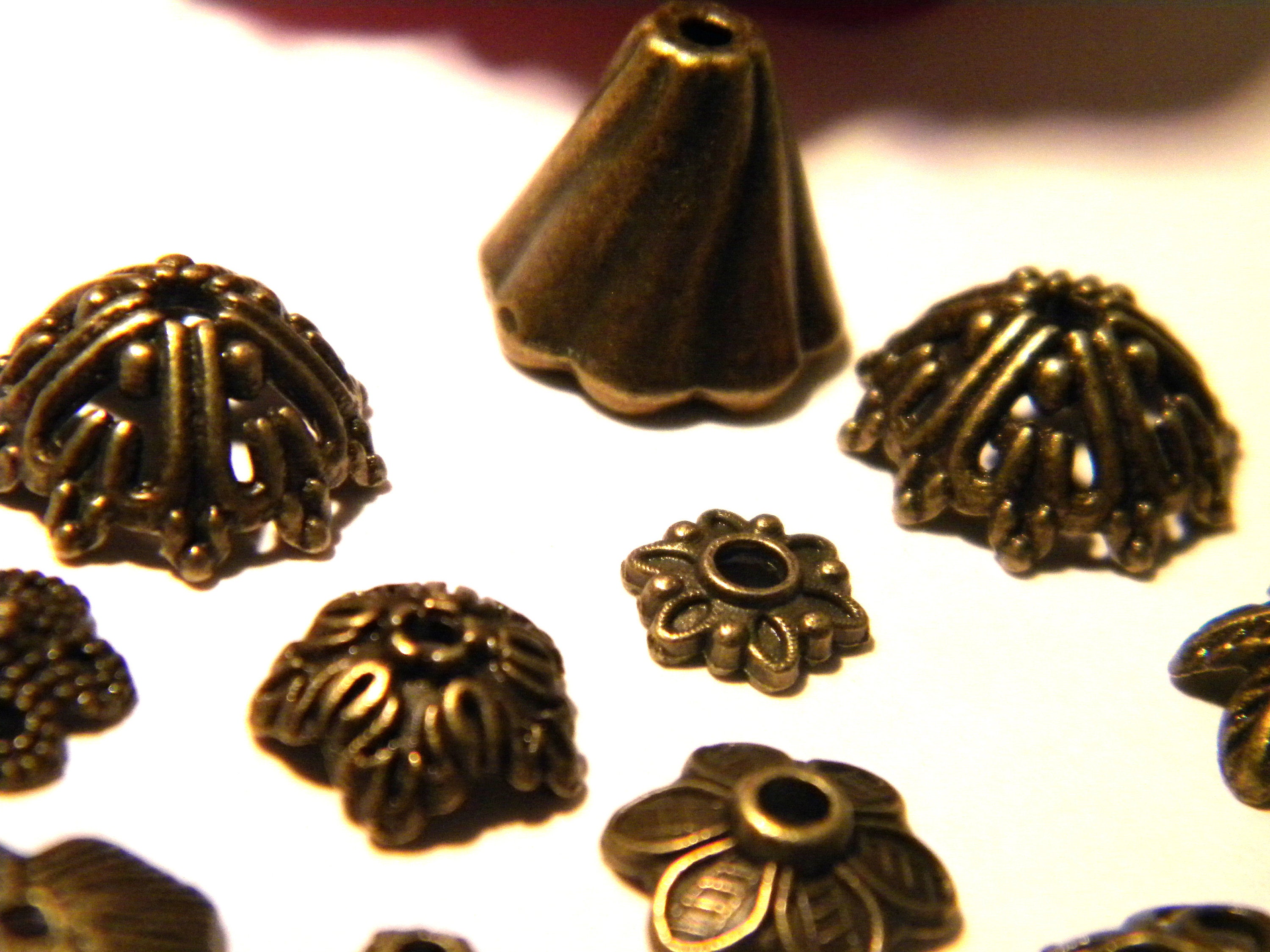 20 coupelles calotte bronze, coupelle calotte intercalaire, coupelle caps bronze, taille et forme mixte 8 Ă 25 mm A73