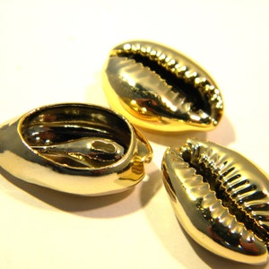 Perforated shell pendant, golden cowrie, 5 galvanized shell, golden metal cowrie, jewel shell, cowrie shell 20 mm - light gold Q249-3