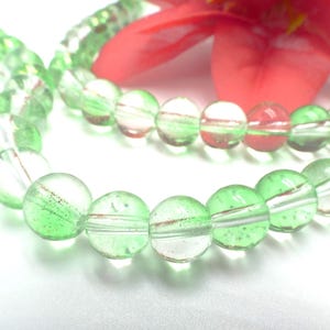 40 perle di vetro 8 mm - perla verde bicolore, vetro elettrolitico, vetro traslucido, inserto glitter oro, - Q411-6