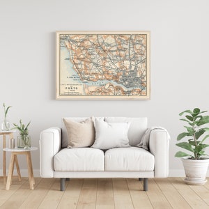 Peut inclure: Une carte vintage de Porto, au Portugal, encadr&eacute;e dans un cadre en bois clair et accroch&eacute;e &agrave; un mur blanc au-dessus d'un canap&eacute; blanc. La carte est dans des tons de brun, bleu et vert, et comprend le texte "CIVIDADE PORTUENSE - PORTO - 1900".