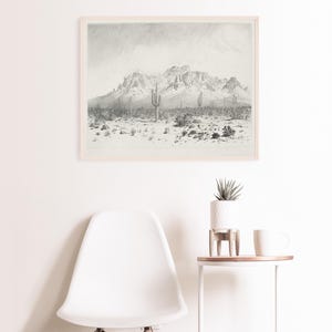 Puede incluir: Un dibujo a l&aacute;piz en blanco y negro de un paisaje des&eacute;rtico con monta&ntilde;as en el fondo y cactus en primer plano.