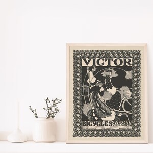 Peut inclure: Une affiche vintage en noir et blanc faisant la publicit&eacute; des bicyclettes Victor. L'affiche pr&eacute;sente un design Art nouveau avec une femme &agrave; v&eacute;lo. Le texte sur l'affiche indique "Victor Bicycles Overman Wheel Company" et liste les villes o&ugrave; la soci&eacute;t&eacute; est situ&eacute;e.