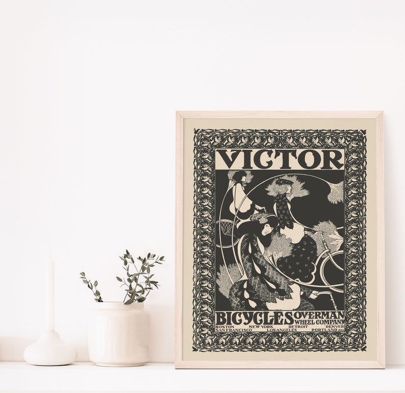 Peut inclure: Une affiche vintage en noir et blanc faisant la publicit&eacute; des bicyclettes Victor. L'affiche pr&eacute;sente un design Art nouveau avec une femme &agrave; v&eacute;lo. Le texte sur l'affiche indique "Victor Bicycles Overman Wheel Company" et liste les villes o&ugrave; la soci&eacute;t&eacute; est situ&eacute;e.