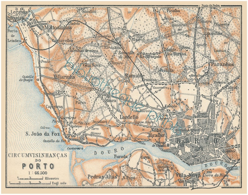 Peut inclure: Une carte vintage de Porto, au Portugal, montrant la disposition de la ville et ses environs. La carte est imprim&eacute;e en noir et blanc avec des accents bruns et bleus. La carte comprend les noms de diff&eacute;rents quartiers, rues et monuments.