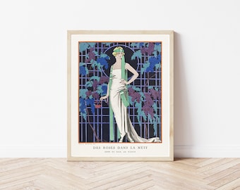 Puede incluir: Una ilustración vintage de una mujer con un vestido blanco y una bufanda verde de pie en un enrejado de flores moradas. El texto dice "Des Roses Dans La Nuit Robe Du Soir De Worth".