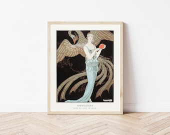 Puede incluir: Impresión artística enmarcada con una ilustración vintage. Una mujer con un vestido azul fluido sostiene una esfera roja, con un pájaro grande detrás de ella. La obra de arte tiene un fondo negro y el texto "SORTILÈGES" y "SOIR DU SOIR. DE BELLE."