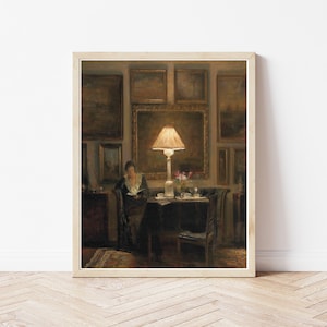 Donna che legge alla luce di una lampada, ritratto caldo ed elegante, circa 1900, dipinto a olio / stampa artistica