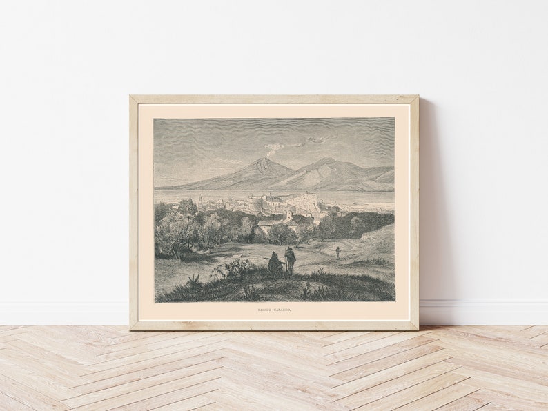 Pode incluir: Uma ilustra&ccedil;&atilde;o vintage em preto e branco de uma cidade com uma montanha ao fundo. A ilustra&ccedil;&atilde;o &eacute; emoldurada em uma moldura de madeira clara.
