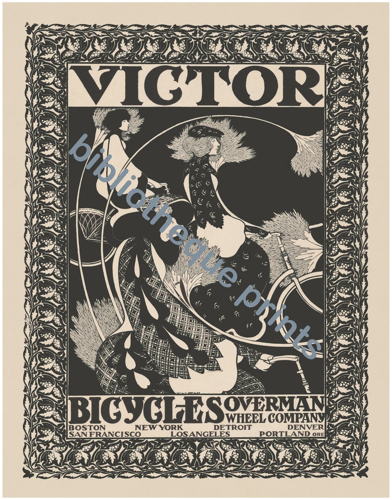 Peut inclure: Une illustration en noir et blanc d'une femme &agrave; v&eacute;lo. L'image est encadr&eacute;e d'une bordure d&eacute;corative. Le texte "VICTOR" est en haut de l'image. Le texte "BICYCLES OVERMAN WHEEL COMPANY" est en bas de l'image. Le texte "BOSTON NEW YORK DETROIT DENVER SAN FRANCISCO LOS ANGELES PORTLAND ORE" est sous le nom de la soci&eacute;t&eacute;.