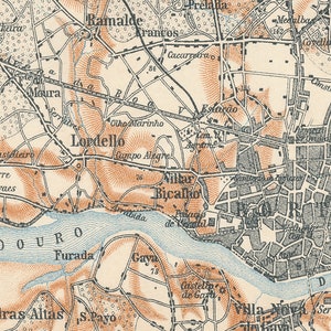 Peut inclure: Une carte ancienne de Porto, au Portugal, montrant la disposition de la ville et ses environs. La carte est imprim&eacute;e en noir et blanc avec des accents orange et bleus. Le fleuve Douro est mis en &eacute;vidence en bleu, et les rues et les b&acirc;timents de la ville sont repr&eacute;sent&eacute;s en noir.