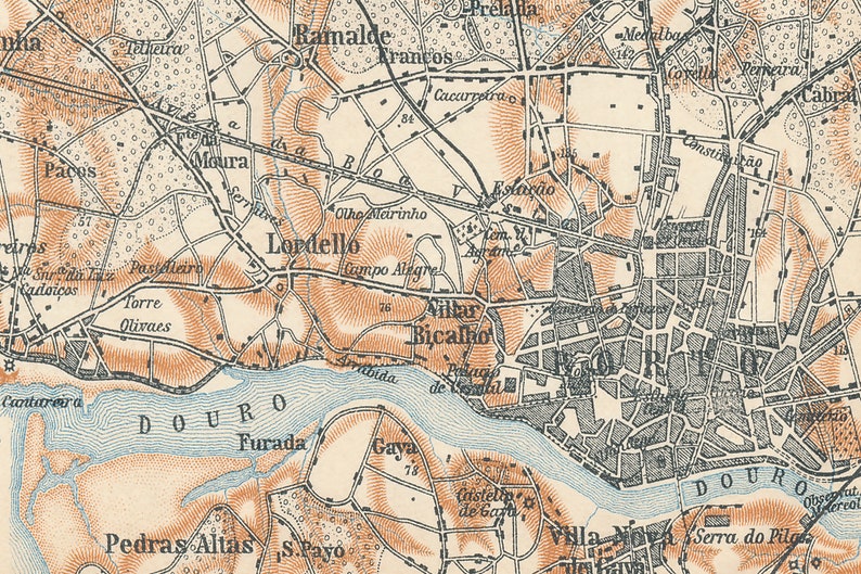 Peut inclure: Une carte ancienne de Porto, au Portugal, montrant la disposition de la ville et ses environs. La carte est imprim&eacute;e en noir et blanc avec des accents orange et bleus. Le fleuve Douro est mis en &eacute;vidence en bleu, et les rues et les b&acirc;timents de la ville sont repr&eacute;sent&eacute;s en noir.