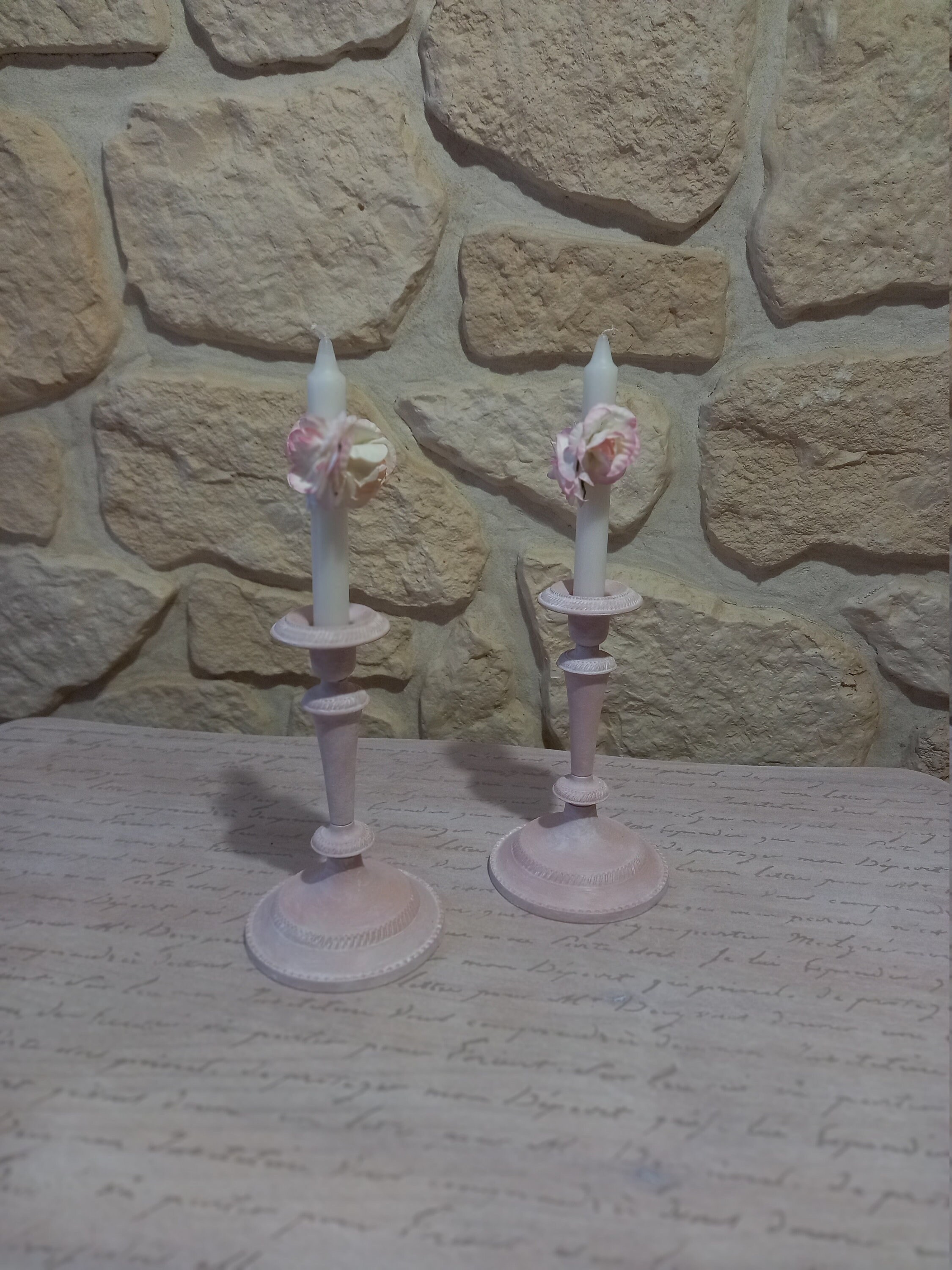 Duo de Bougeoirs Patinés Romantiques et Ses Bougies