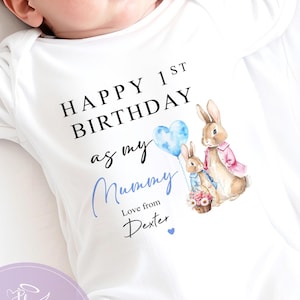 Alles Gute zum 1. Geburtstag als meine Mama - kleines Kaninchen-Baby-Jungen-Outfit mit personalisiertem Namen, niedlicher Body oder Schlafanzug