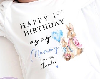 Joyeux 1er anniversaire en tant que maman - tenue de petit lapin pour bébé GARÇON avec prénom personnalisé, joli body, pyjama ou cadeau bavoir pour nouvelle maman,