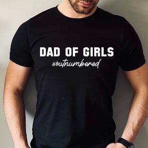 Papa von Mädchen unterlegenes Vatertags-T-Shirt lustiges Herren-Shirt Geschenk für Papa Papa von Töchtern Vatertags-T-Shirt Bild 1