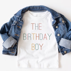 Birthday Boy Kinder Shirt, The Birthday Boy Kleinkind Tshirt - Modernes Birthday Boy T-Shirt, minalistisches Design