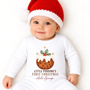 Ma première tenue de Noël, body, t-shirt et bavoir personnalisés avec prénom et motif pudding de Noël, cadeau de naissance