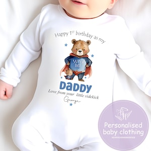 Alles Gute zum 1. Geburtstag als My Daddy -SUPER HER0 Baby-Outfit mit personalisiertem Namen, niedlicher Body oder Lätzchengeschenk für neuen Vater,