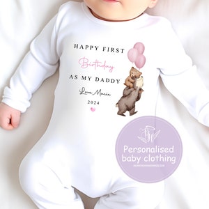 パパとして1歳の誕生日おめでとう - パーソナライズされた名前が入ったダディベアベビー服、かわいいボディスーツ、スリープスーツ、または新米パパへのよだれかけギフト。