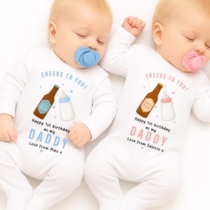 パパの1歳のお誕生日おめでとうスリープスーツ - パーソナライズされたビールベビーグロー - 新米パパへのギフト - パパへのベビーギフト - ピンクまたはブルーのデザイン