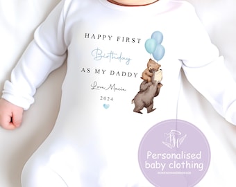 Alles Gute zum 1. Geburtstag als mein Vater - Daddy-Bär-Baby-Outfit mit personalisiertem Namen, niedlicher Strampler, süßer Schlafanzug oder Lätzchen-Geschenk für neuen Vater