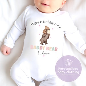 パパとして1歳の誕生日おめでとう - 女の子向けのダディベアベビー服、名前入り、かわいいボディスーツ、スリープスーツ、または新米パパへのよだれかけギフト。