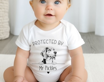 Protegido por un adorable body Dog Lover: pelele o camiseta personalizable con más de 90 razas