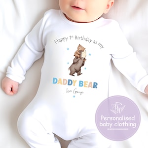 パパとして1歳の誕生日おめでとう - 男の子用ダディベアベビー服、名前入り、かわいいボディスーツ、スリープスーツ、または新米パパへのよだれかけギフト。