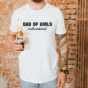 Papa von Mädchen unterlegenes Vatertags-T-Shirt lustiges Herren-Shirt Geschenk für Papa Papa von Töchtern Vatertags-T-Shirt Bild 4