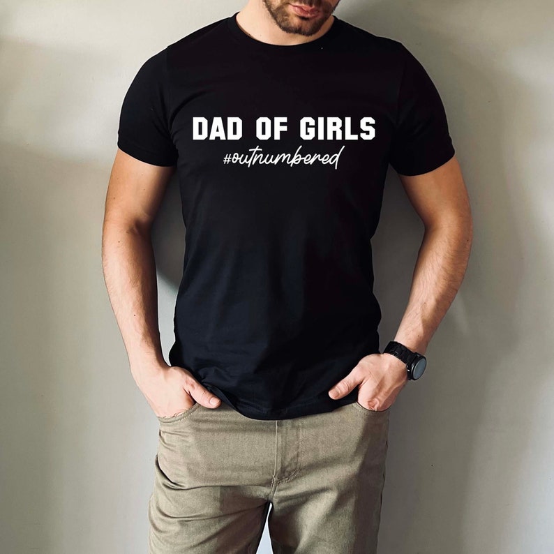 Papa von Mädchen unterlegenes Vatertags-T-Shirt lustiges Herren-Shirt Geschenk für Papa Papa von Töchtern Vatertags-T-Shirt Bild 1