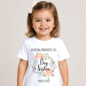 T-shirt of bodysuit met de tekst "Promoted to Big Sister", gepersonaliseerde outfit voor de aankondiging van je zwangerschap.