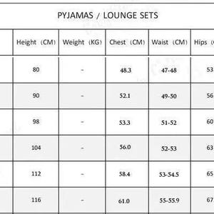 Op de afbeelding: Een zwart-witte maattabel voor pyjama's en lounge-sets. De tabel toont maten van 12 maanden tot 6 jaar, met kolommen voor lengte, gewicht, borstomvang, taille, heupen en binnenbeenlengte in centimeters voor elke leeftijdscategorie.