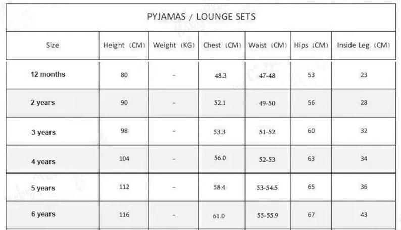Op de afbeelding: Een zwart-witte maattabel voor pyjama's en lounge-sets. De tabel toont maten van 12 maanden tot 6 jaar, met kolommen voor lengte, gewicht, borstomvang, taille, heupen en binnenbeenlengte in centimeters voor elke leeftijdscategorie.