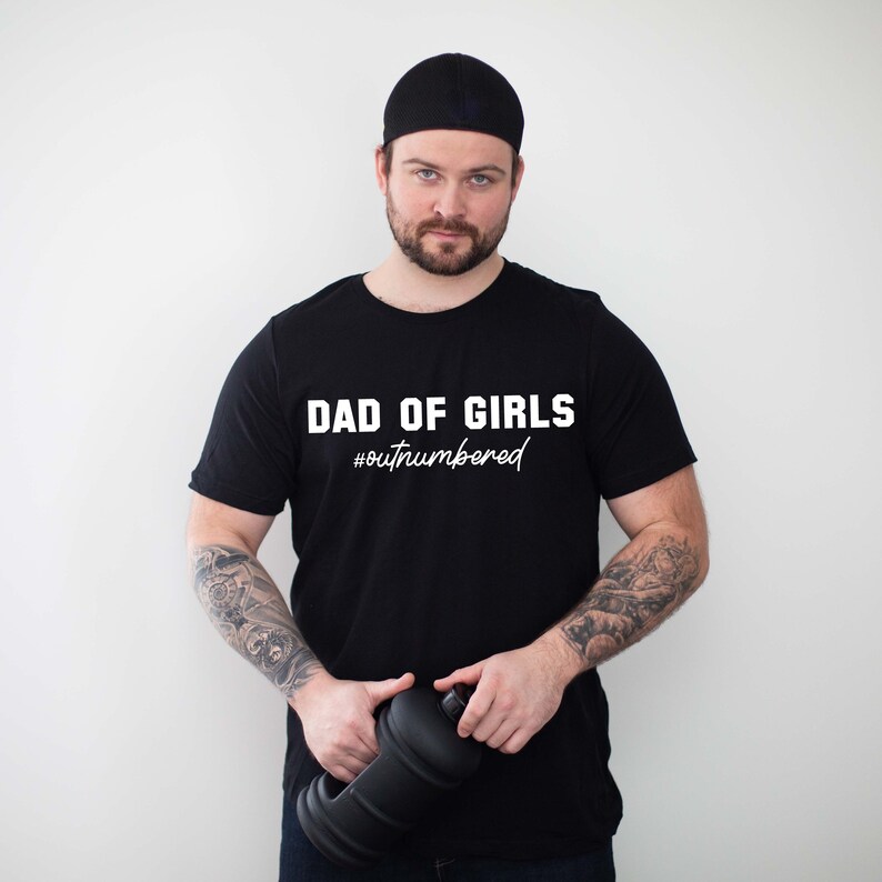 Papa von Mädchen unterlegenes Vatertags-T-Shirt lustiges Herren-Shirt Geschenk für Papa Papa von Töchtern Vatertags-T-Shirt Bild 6