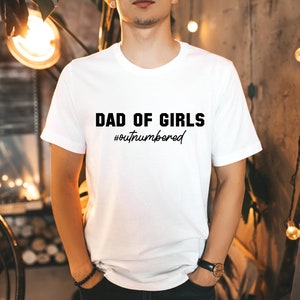 Papa von Mädchen unterlegenes Vatertags-T-Shirt lustiges Herren-Shirt Geschenk für Papa Papa von Töchtern Vatertags-T-Shirt Bild 5