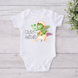Just Hatched Dinosaurier Body - Dinosaurier Baby all in one - Süßer Baby Body -neues Baby Geschenk -optionale Personalisierung