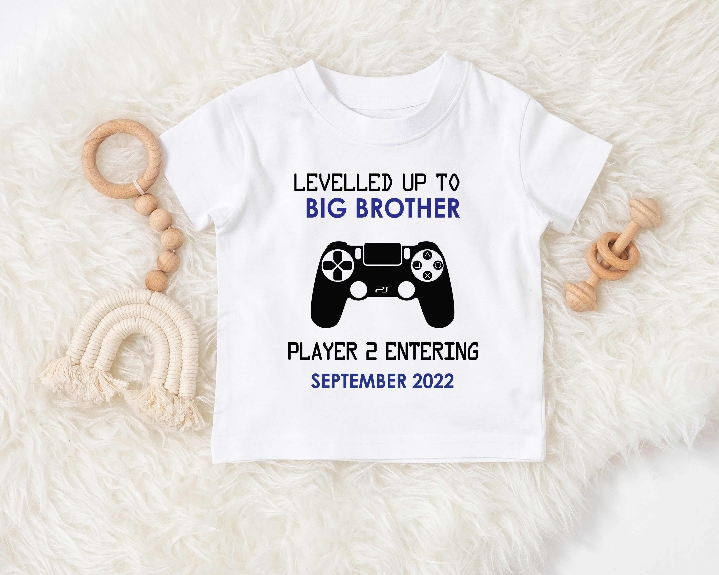 T-Shirt für Schwangerschaft und T-Shirt. Spieler 2 beim Betreten des Big Brother Shirts.