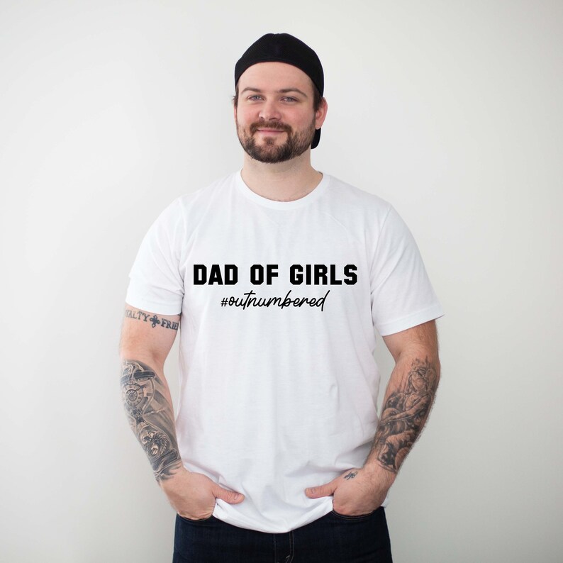 Papa von Mädchen unterlegenes Vatertags-T-Shirt lustiges Herren-Shirt Geschenk für Papa Papa von Töchtern Vatertags-T-Shirt Bild 3