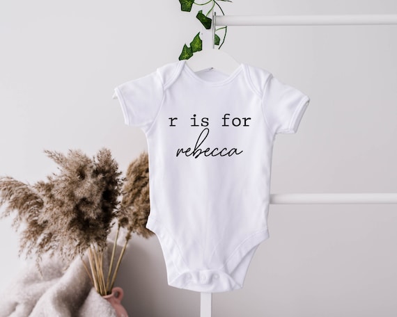 BODY AVEC NOM DE BEBE Personnaliser le prenom Bebe Tenue d anniversaire fille Gilet bebe mignon Vetements pour bebe Body pour tout petit Etsy France