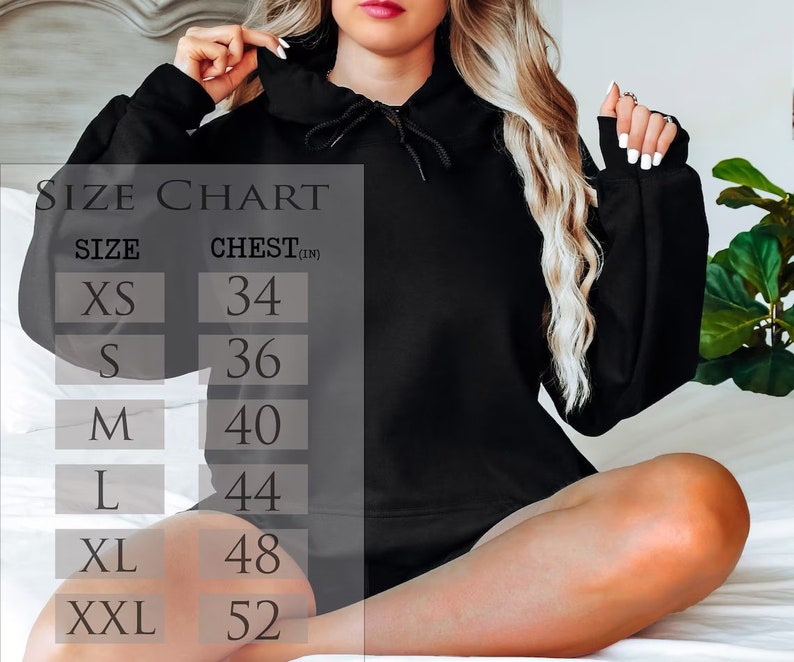 Puede incluir: Una sudadera con capucha negra con cord&oacute;n y mangas largas. La imagen incluye una tabla de tallas con medidas de pecho en pulgadas: XS (34), S (36), M (40), L (44), XL (48) y XXL (52).