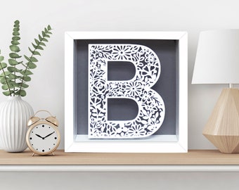 Arte recortado de papel con inicial personalizada, decoración infantil enmarcada