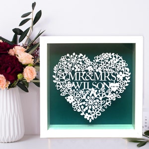 Personalisierter Hochzeitsgeschenk, Blumenherz Papierschnitt, gerahmt Hochzeitsgeschenk, Hochzeitsgeschenk, Mr & Mrs, Andenken Geschenk, Geburtstagsgeschenk, Liebe