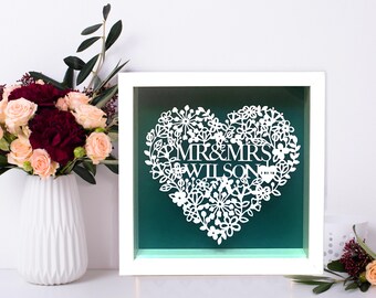 Regalo de boda personalizado con forma de corazón floral cortado en papel y enmarcado