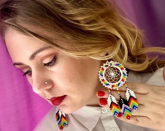 Aretes atrapasueños huicholes: cuentas multicolores, flecos bohemios